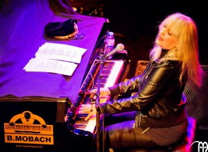 Chi Coltrane speelt op een concertvleugel van Mobach Piano's tijdens een concert in Poppodium Romein Leeuwarden