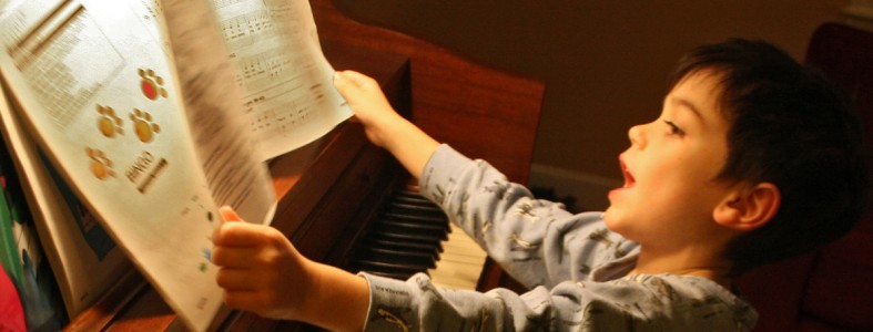 Pianolessen bevorderen leesonderwijs kind-piano